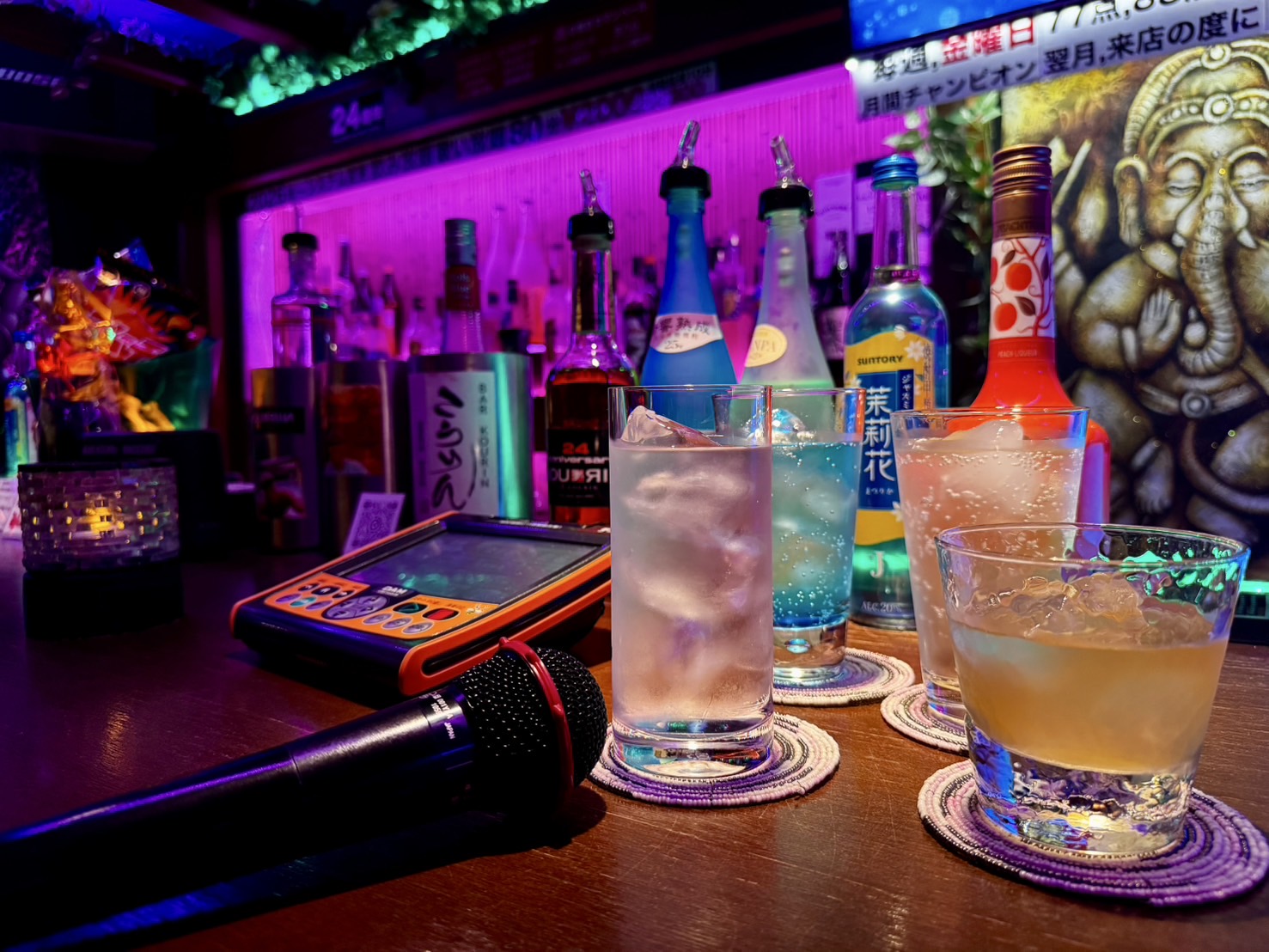 BAR こうりん 反響設計の店内